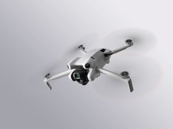 DJI、オールインワン型のミニカメラドローン「Mini 4 Pro」発売