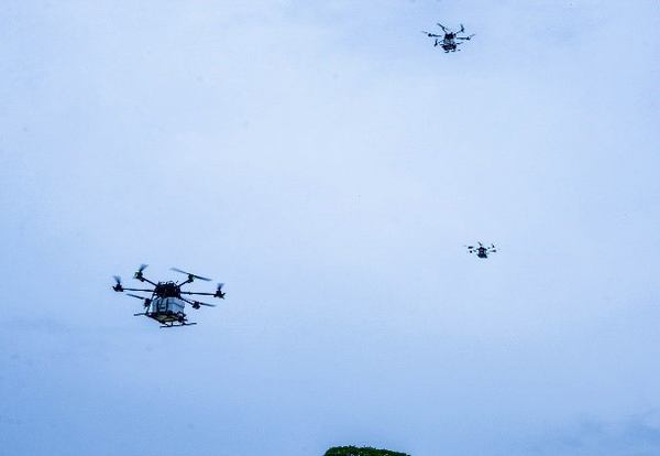 写真：飛行する3機のドローン