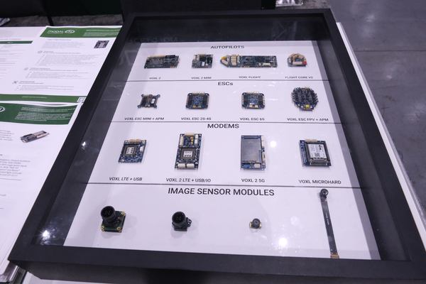 写真：オートパイロット、ESC、モデム、イメージセンサーモジュール