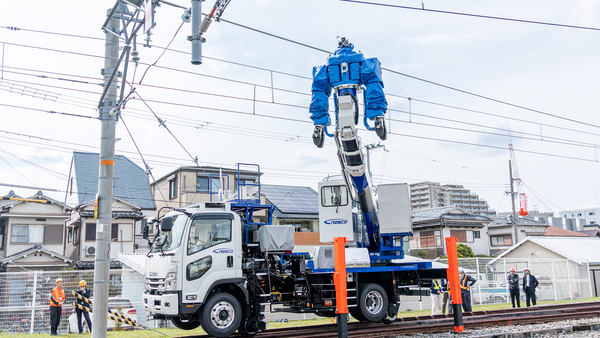 写真：線路上の「多機能鉄道重機」