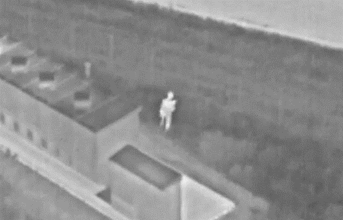 写真：白黒の景色の中央に写る白い人影