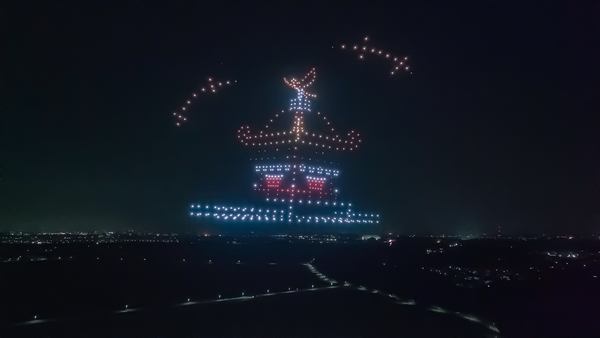 写真：夜空にドローンの光で描かれたお神輿