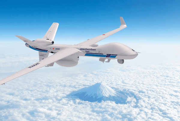 画像：富士山の上空を飛行するMQ-9B