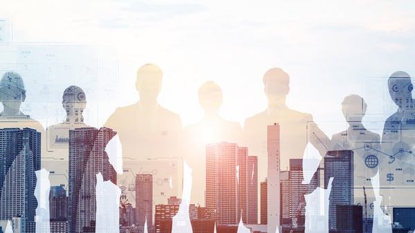 画像：ビルを背景にした人々のシルエット