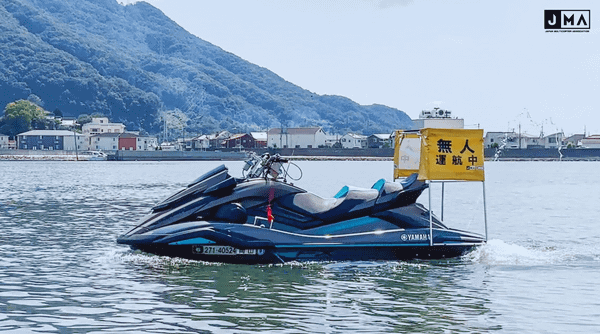 写真：水上に浮かぶ無人艇（マリンドローン）