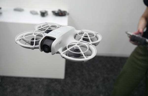 写真：飛行するDJI Neo