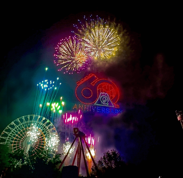 写真：花火とドローンショーの様子