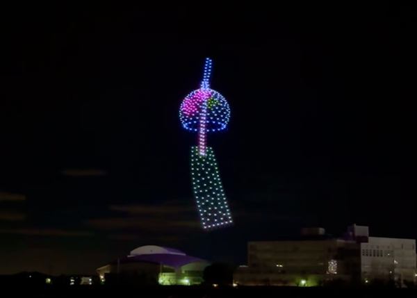 写真:ドローンの光で夜空に描いた「風鈴」