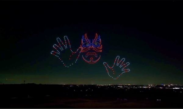 写真:ドローンの光で夜空に点描のように表現された「歌舞伎役者」