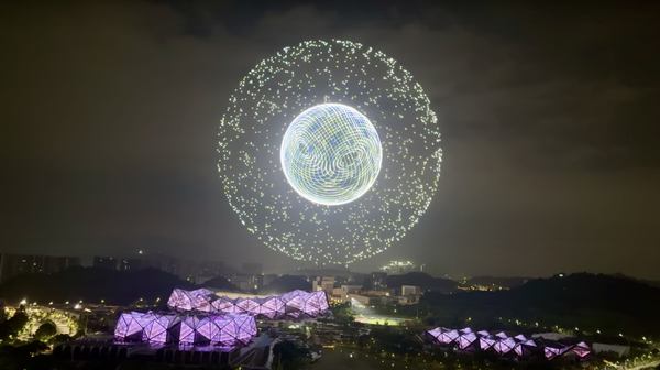 写真：夜空にドローンの光で描かれた球体のモチーフ