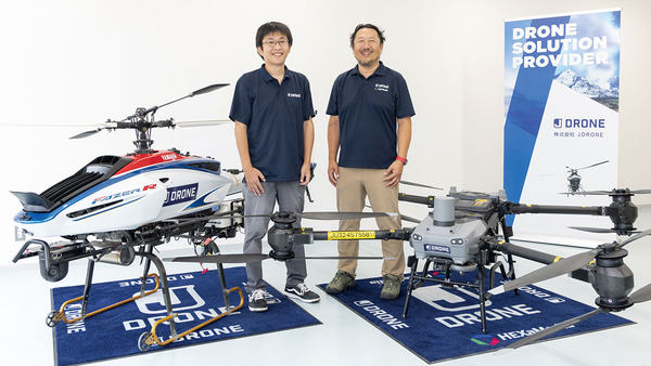 （左）株式会社JDRONE 第2サービス部 南相馬サービスグループ グループリーダー 高村 善英氏、（右）株式会社JDRONE 第1サービス部 シニアエキスパート 野口 克也氏、（機体・左）ヤマハ発動機「FAZER R G2」、（機体・右）DJI「FlyCart 30」