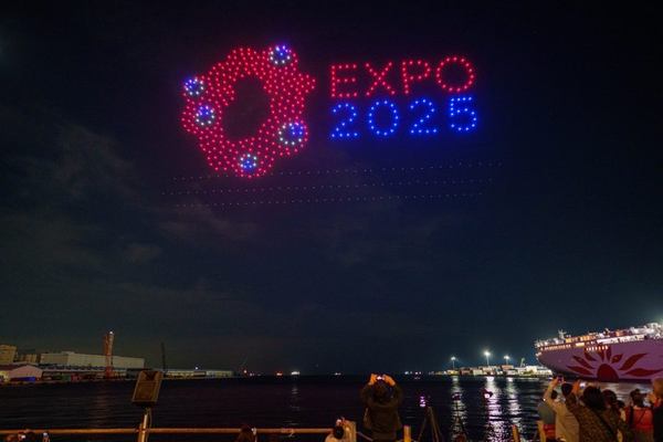 写真：ドローンショーで夜空に表現された「ミャクミャク」「EXPO2025」