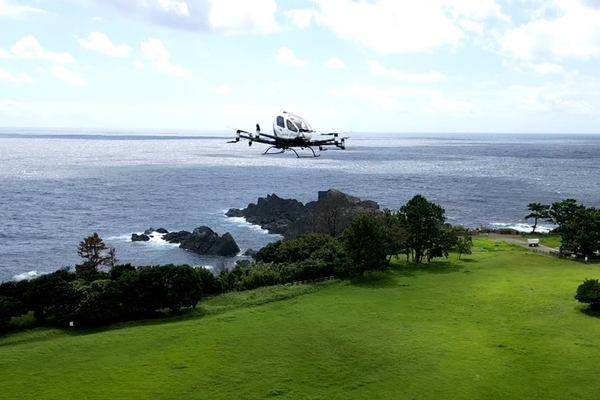 写真：海の近くを空飛ぶクルマが飛行する様子