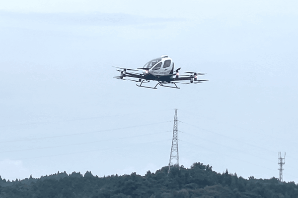 写真：空飛ぶクルマが飛行する様子