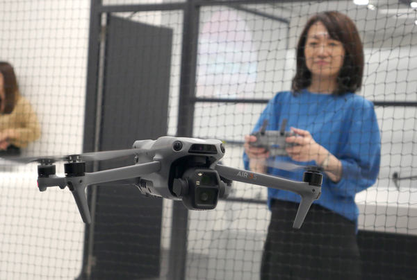 写真：飛行する「DJI Air 3S」