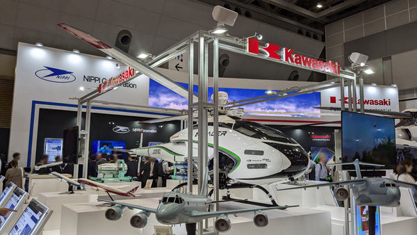 写真：ブースに展示されたK-RACER-X2。それを囲むように配置された友人航空機の模型