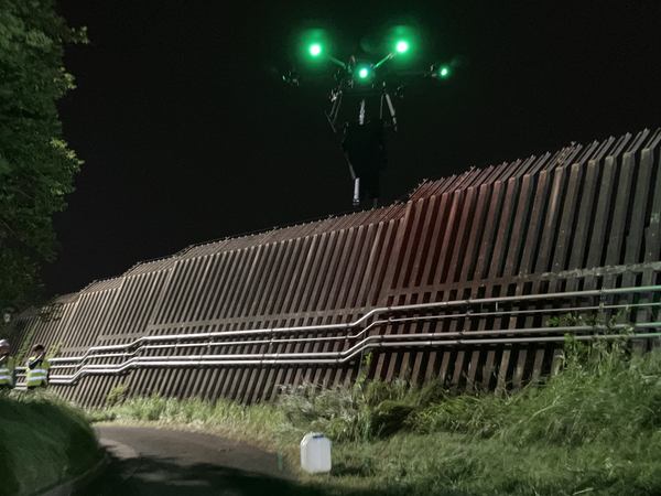 写真：夜の上空を飛行するドローン