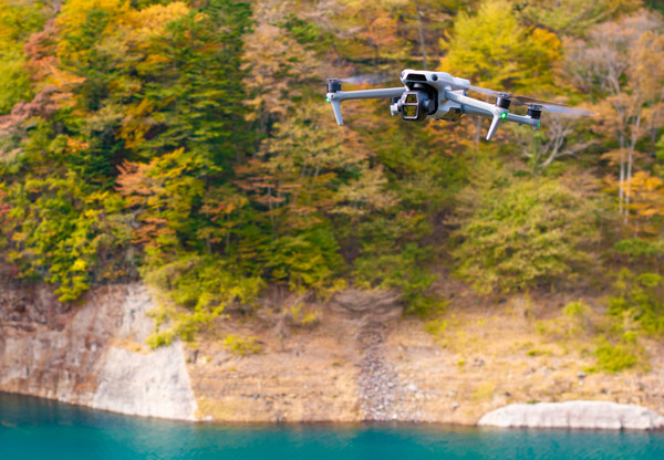 写真：紅葉を背景に飛行するDJI Air 3S