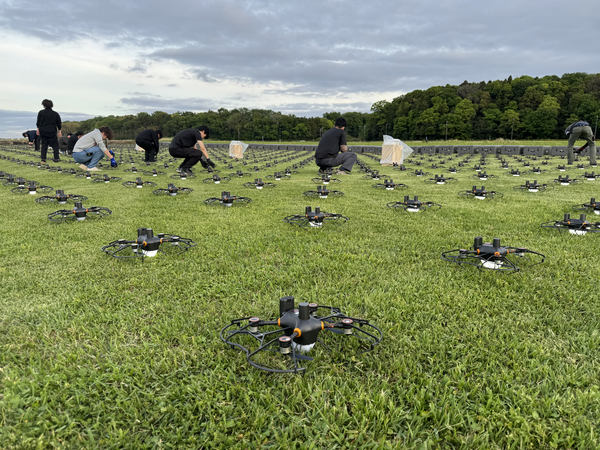 写真:屋外でドローンを配置する様子