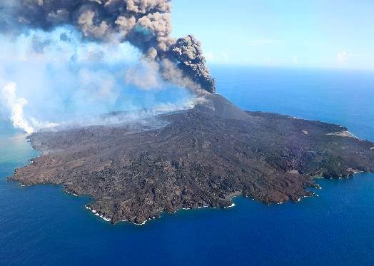 写真：煙が上がる西之島