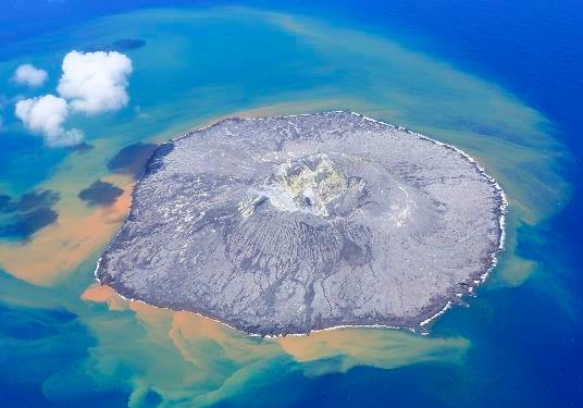 写真：島の周りが薄い緑色になっている西之島周辺海域