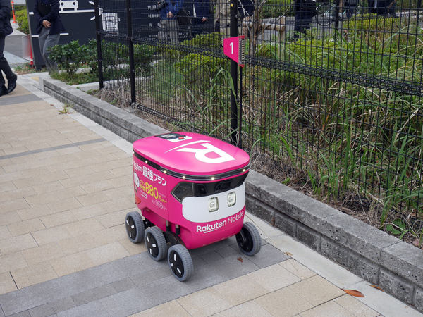 写真:走行するロボット