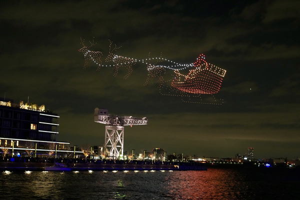 レッドクリフ、国内最大級1225機「コカ・コーラ クリスマスドローン