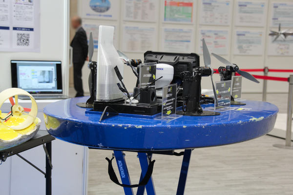写真：展示された青いボディの「ソナー搭載式ボート型ドローン」