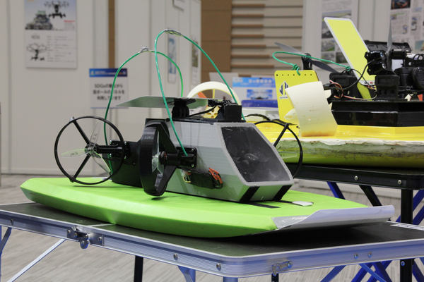 写真：展示された小型のボート型ドローン