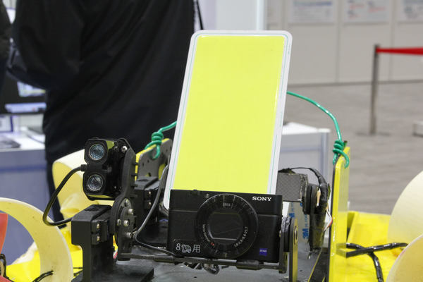 写真：「カメラ搭載式ボート型ドローン」の前方上部に設置されたカメラ