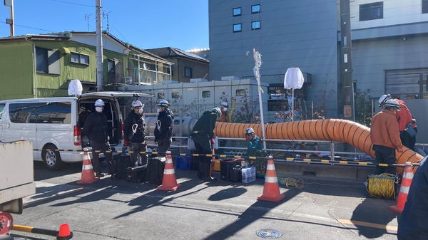 写真：事故現場で調査を行う様子