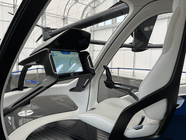 写真：SD-05型の機内の様子（前の座席部分）