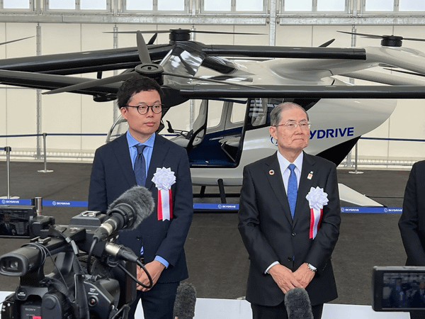 写真：取材に応じる2人