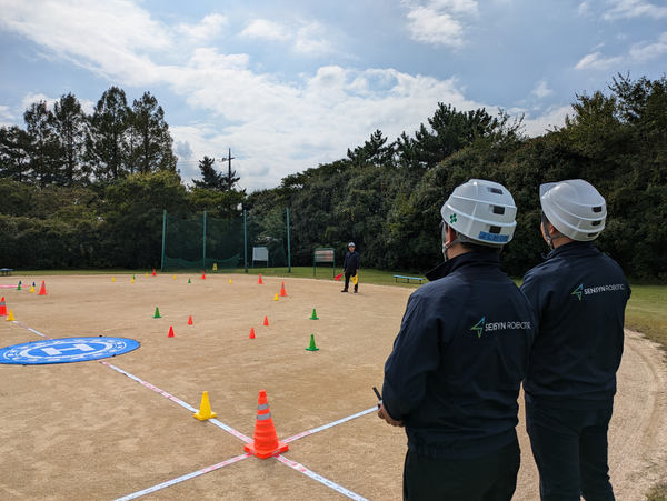 写真：ドローンスクールで飛行訓練を行う様子