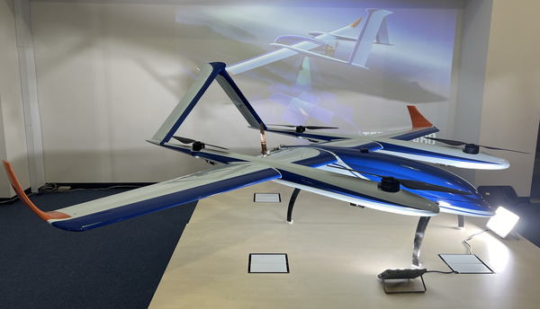 写真：展示された「テラ・ドルフィンVTOL」