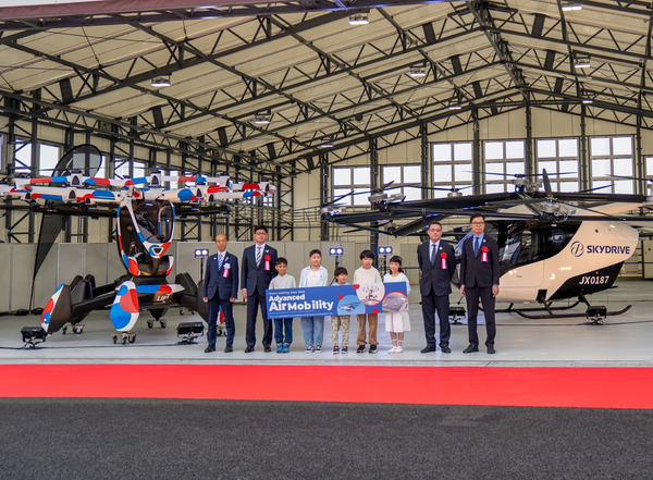 写真：空飛ぶクルマ2機と4人、子どもたち