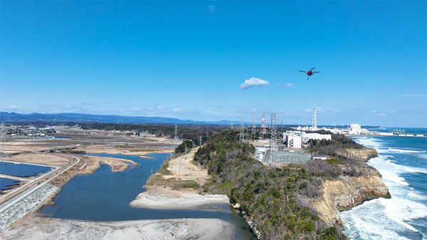 写真:海岸付近を飛行するドローン