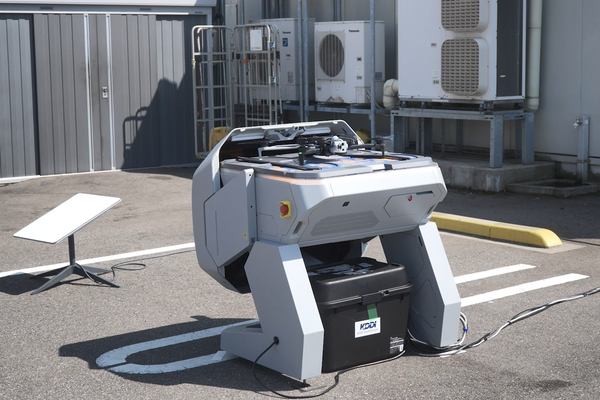 写真：設置されたドローンポートとドローン