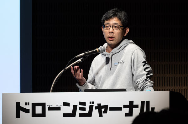 写真:壇上で話をする渡邉氏