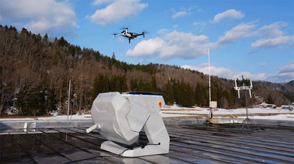 写真：ドローンポートからドローンが離陸する様子