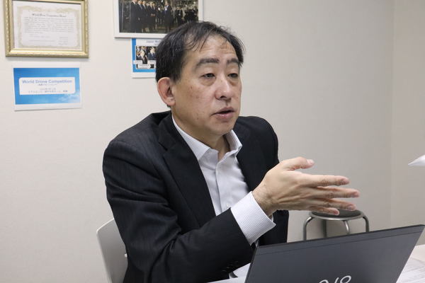 写真：話をする佐部氏