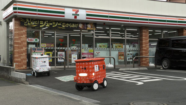 セブン-イレブン店舗前を走行するLOMBY