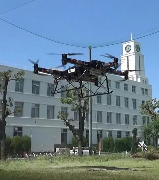 写真：飛行するハイブリッドタイプ中型無人機
