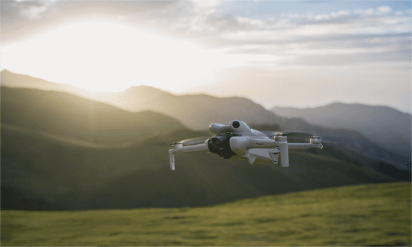 飛行するカメラドローン「DJI Mini 4 Pro」