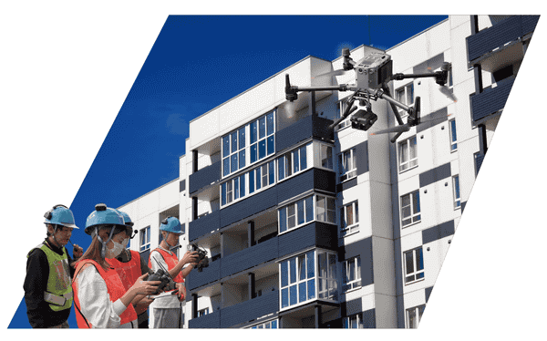 マンション、飛行するドローン、操縦者のイメージ画像