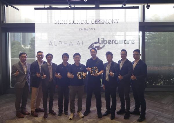 写真：横並びでサムズアップするLiberawareとAlpha AIスタッフ