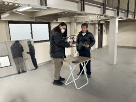 写真：機体を確認する様子