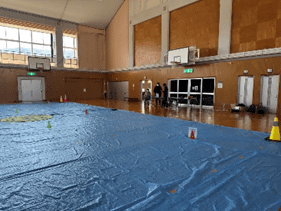 写真：屋内で終了試験を行う様子