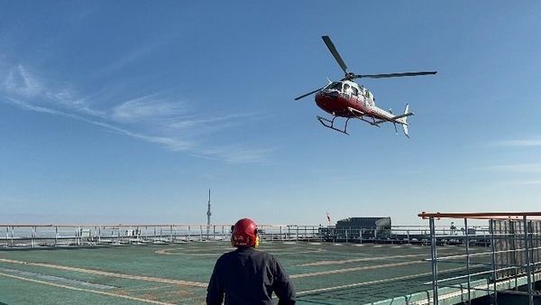 写真：ヘリポートの上を飛行するヘリコプター
