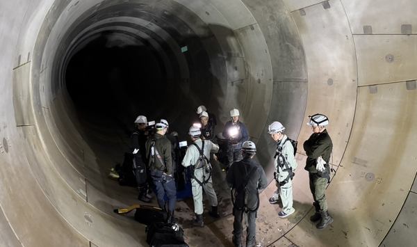 写真：雨水管で作業をする人々